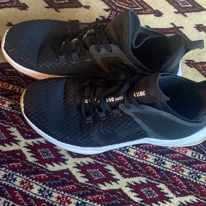 black nike shoes